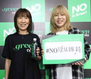 【アサヒ飲料『green cola』市場導入戦略説明会】で近藤佳代子社長（左）と岸谷蘭丸さん