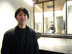 スイーツ店舗「DLC：052」のパティシエ・佐々木彰介さん