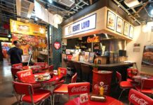 沖縄においしい料理と最高の「コカ・コーラ」体験訴求する重点エリア 那覇市のマキシカーニバルで「コカ・コーラ Foodmarks」 「MAKISHI CARNIVAL(マキシカーニバル)」の「コカ・コーラFoodmarks(フードマークス)」認定店、 日本コカ・コーラのナビア・チョードリー マーケティング本部シニアディレクター(左)