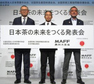 農林水産省大臣官房生産振興審議官の佐藤紳氏（右）、JFOODO日本食品海外プロモーションセンターの中山勇センター長（左）、日本茶業中央会の鈴木貞美専務理事（中央）