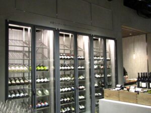 セラーには15種類前後の日本酒を60本ほど用意