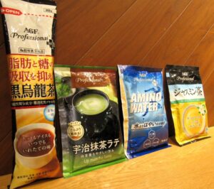 左から「黒烏龍茶」（機能性表示食品）「宇治抹茶ラテ 抹茶香るやさしい甘み」「アミノウォーター」「ジャスミン茶」