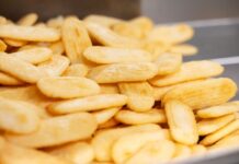 今年発売50周年を迎える「ハッピーターン」は誕生時から変わらぬ設備で生産 不具合を起こす前の予防保全を徹底 亀田製菓 味付けされた「ハッピーターン」
