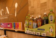コカ・コーラ「おにぎりと言えば綾鷹」を根づかせる活動を推進 軸足はインパクト強化と習慣化 イオンではおにぎり売場に出現 イオンスタイル鴨居のおにぎり売場に出現する「綾鷹」
