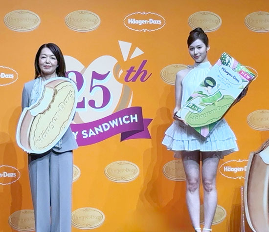 佐藤晃世社長(左)とSANAさん