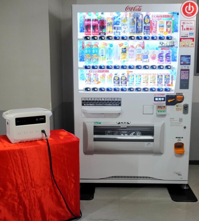 ポータブル電源を活用して稼働する災害対応型自動販売機