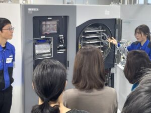 商品開発センターに常設されるラボ機と呼ばれる小型の真空凍結乾燥機