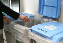 従来型リサイクルボックスをあえて撤去し「ボトルtoボトル」促進 三菱UFJフィナンシャルグループの実証実験に全清飲が感謝状 キャップ・ラベルを外したペットボトルのみを収集