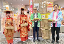 6月6日「梅の日」に和歌山の梅をPR 紀州梅の会が梅干しのサンプリングなど実施 千代田区のわかやま紀州館で 真砂充敏会長(田辺市長・右2番目)、大炭敦史副会長(右端)