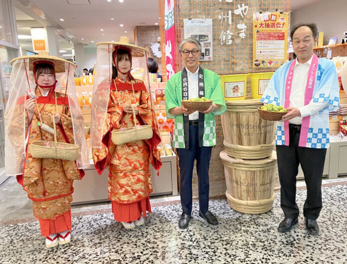 真砂充敏会長（田辺市長・右2番目）、大炭敦史副会長（右端）
