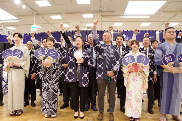 前列中央左が小林文子店長