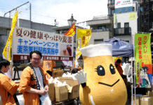 「麦茶の日」に恒例の無料配布 全国麦茶工業協同組合近畿支部 「ムギティーくん」も参加