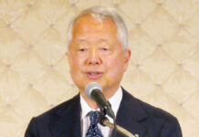 ボランタリーチェーン協会 創立60周年記念大会 「地域商業を守る基礎に」 あいさつする井原實会長