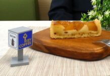 キーコーヒー、ミニチュアサイズの回転看板でブランド露出増と関係構築に手応え ミニチュアサイズの看板(左)