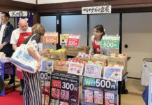 マルヤナギ小倉屋 須磨寺のイベントに出展 「コリコリきくちゃん」など新商品が完売 マルヤナギ小倉屋 須磨寺のイベントに出展 「コリコリきくちゃん」など新商品が完売