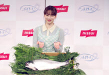 国内養殖の新ブランド「ニッスイサーモン」 30年に1万t水揚げへ 説明会に登場したのんさん