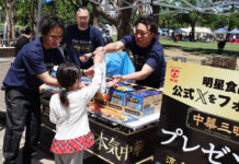 明星食品「中華三昧」45周年 東京・四川フェスでPR 「涼麺」サンプリング盛況 社員が来場者に手渡し