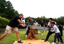 群馬クレインサンダーズが父の日に「恩返し」 谷口大智選手が「楽しむことに全振り」 味の素AGFとのイベントでファンと交流 参加者と丸太切りを楽しむ谷口大智選手(左)