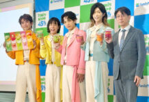 ファミリーマート フルーツフラッペに新シリーズ 果実感を追求”ごほうび需要”取り込む 「モナキ」の4人と高倉一真部長㊨