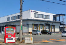 自販機で北海道の酪農家支援 「MOOMOO」本州初登場 国分グループのヤシマ、高槻本社に導入 本社前に設置された「MOOMOO自販機」