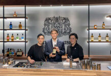 東京・南青山にニッカウヰスキーのフラッグシップバー 7月オープン、多様な楽しみ方を発信へ 内覧会で小野直人社長㊥ら。カウンターには使用済みの樽材を活用