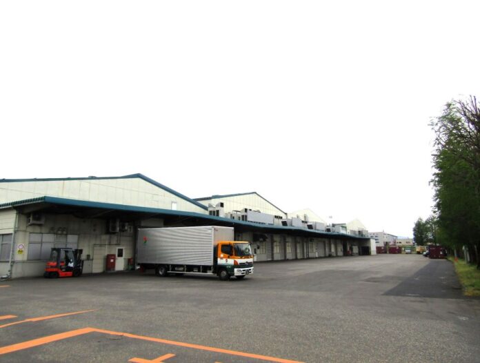 水原工場（新潟県阿賀野市）の倉庫とトラック