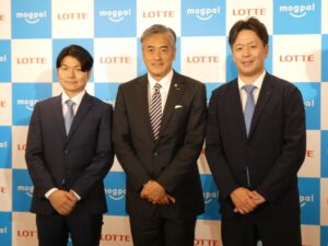 ロッテホールディングスの玉塚元一 社長CEO（中央）、平井秀治ウエルネス事業戦略部部長（右）、ウエルネス事業戦略部の小原裕平氏