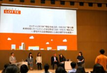 「鳥人」セルゲイ・ブブカ氏がスポーツの力と噛む力をテーマに語る ロッテとLOCOKが共同開催した講演会で 参加の保護者から質問を受けるブブカ氏(中央右)