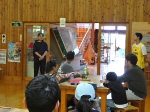 挨拶する味の素AGFの中澤正規常務執行役員（左）