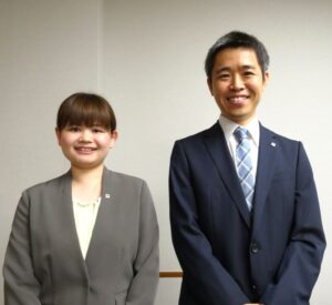 6月16日、発表会に臨んだ琵琶湖研究所分析室の石川泰平主任研究員(右)と分析室の鈴木真美研究員