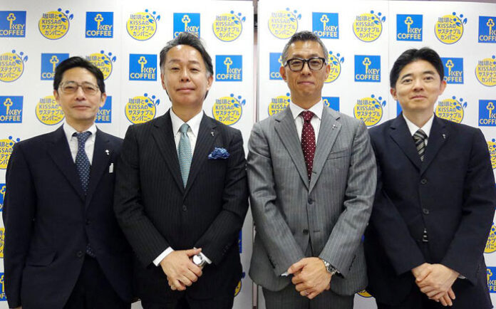 （左から）福田厚執行役員経営企画部長、柴田裕社長、 河合啓輔執行役員管理本部長、手塚武士財務部長