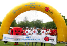 大阪・万博記念公園で1800人が歩く WFPウォーキング (左から)安藤宏基会長、能見篤史氏、後藤圭二市長