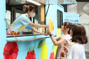リゾート仕様のキッチンカーにて冷凍果実と「ネスカフェ クーラー」を組み合わせたドリンクを無料で提供