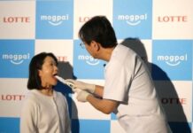 総売上約8兆円に上るロッテグループ 日韓連携を視野にウエルネス事業へ参入 歯科医院向け口腔リハビリサポートシステム販売 「mogpal(モグパル)」を実演する、たかだ歯科クリニック(岩手県)の高田昌樹院長(右)
