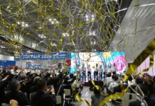 40年の感謝と菓子産業の明るい未来を生み出す出発点 菓子総合展示会「ARISTA FAIR 2026」開幕 山星屋 きらびやかなテープが宙を舞う