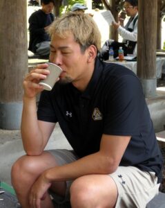 コーヒーで「ふぅ。」とリラックスする谷口選手