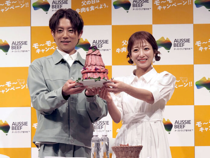 1.5㎏のローストビーフに驚く2人
