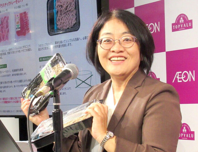 ざるそばを紹介する土谷美津子社長