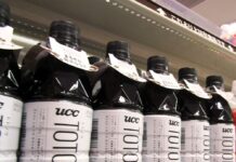 UCC、原材料コーヒーのみでBMIが高めの方の安静時のエネルギー消費の向上をサポートするペットボトルコーヒーが好調 売場に並ぶ「UCC TOTONOU by BLACK無糖」