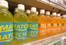 ビタミン炭酸飲料「マッチ」過去最高の販売数量へ前進 2025年は過去最高の販売金額を記録 高校生共感施策と中味設計が奏功 売場に並ぶ「マッチ」と「マッチ ビタミンみかん」