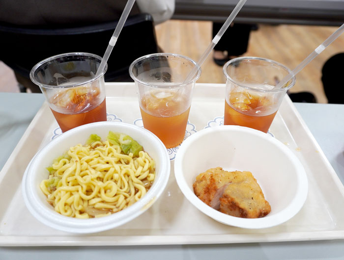 アイスティーには、ラーメンと唐揚げを食べた後、口の中をすっきりさせる効果がある