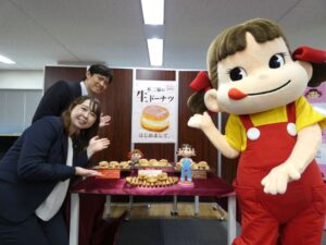 洋菓子事業本部営業本部マーケティング部営業推進課の姫野麻衣氏（下）、埼玉工場製品開発課の三矢皓之課長（上）