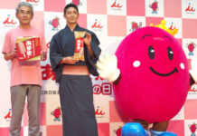 井村屋 「あずきバーの日」訴求 全国4会場で無料配布 左から岩本康社長、玉木宏さん