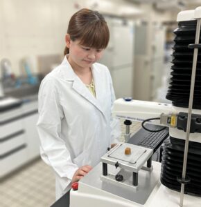 分析室の鈴木真美研究員
