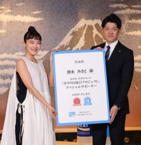 岩﨑央弥(なかや)ニュートラシューティカルズ事業グループ 製品部ポカリスエットプロダクトマーケティングマネージャー(右)と清水みさとさん