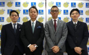左から「Rantepao Meeting ～2026年3月期 決算説明と事業活動のご報告～」 に臨んだ福田厚執行役員経営企画部長、柴田裕社長、 河合啓輔執行役員管理本部長、手塚武士財務部長