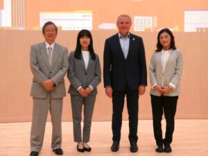 左から武田氏、梅野選手、ブブカ氏、岡田氏