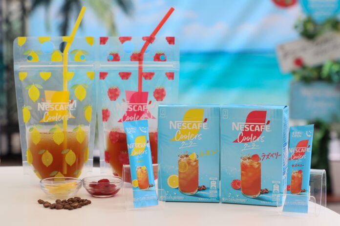 「ネスカフェ クーラー」と、冷凍果実を組み合わせたドリンク
