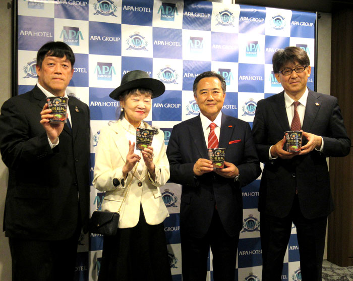 右から篠原幸治専務、井田純一郎社長、元谷芙美子社長、元谷拓専務