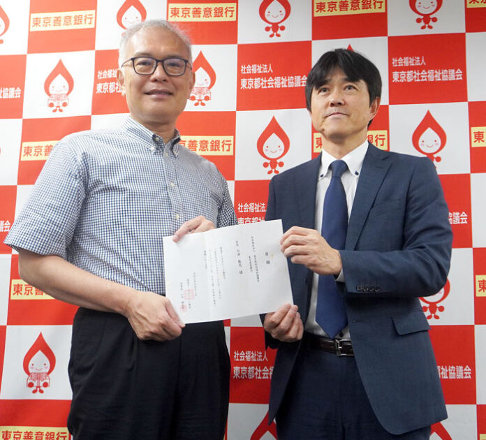 島田浩平副会長に目録を渡す山田健太郎理事長㊨